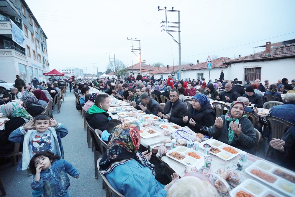 Başkan Dutlulu, Akhisarlılarla Iftar Yaptı (2)