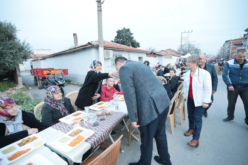Başkan Dutlulu, Akhisarlılarla Iftar Yaptı (3)