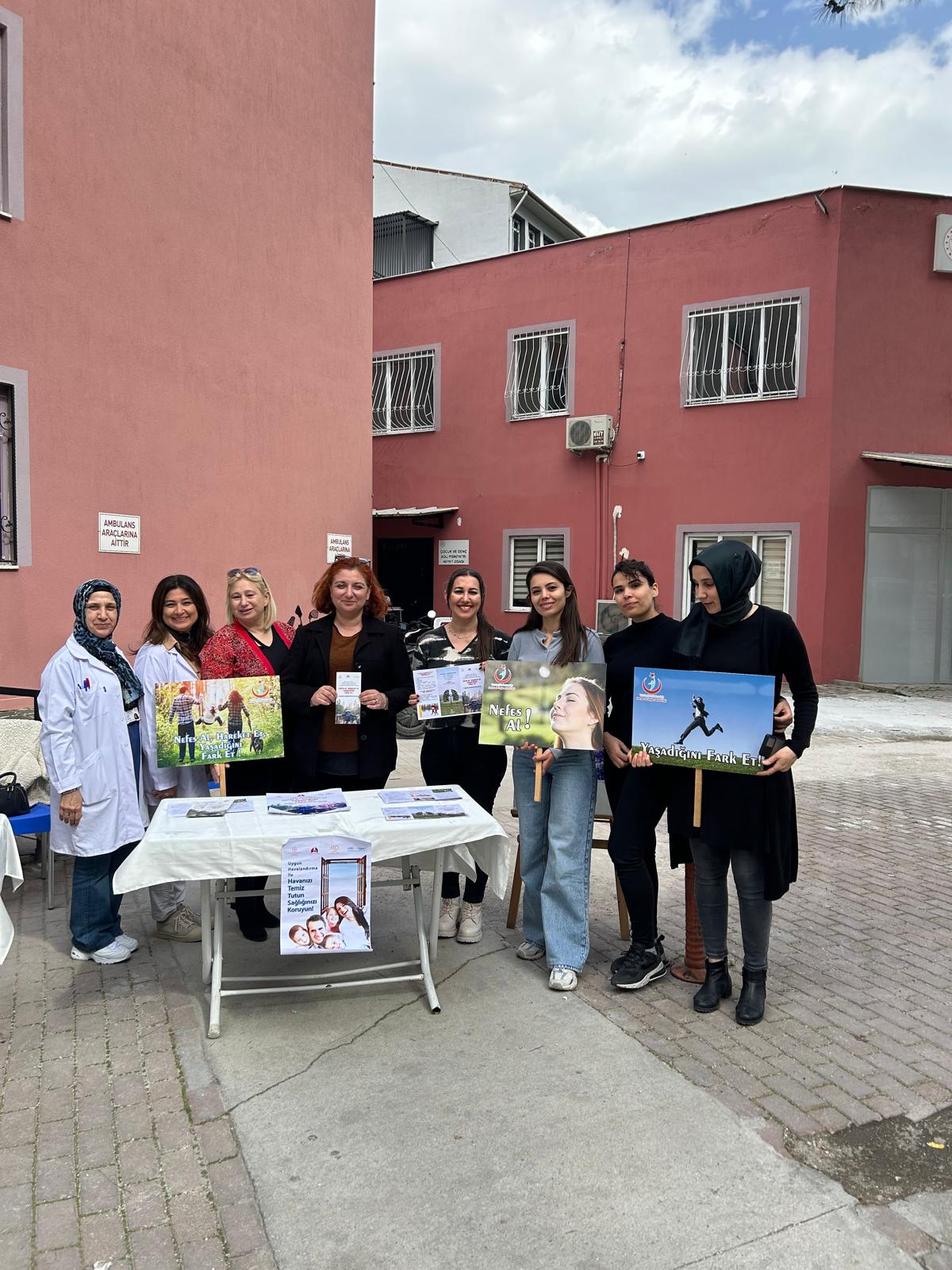 Şehzadeler İlçe Sağlık Müdürü Uzm. Dr. Müjde İlgün, Stant Açarak Vatandaşları Bilgilendirdi (3)