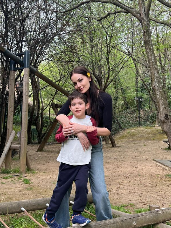 Fahriye Evcen’in Paylaşımları Gündem Oldu (5)