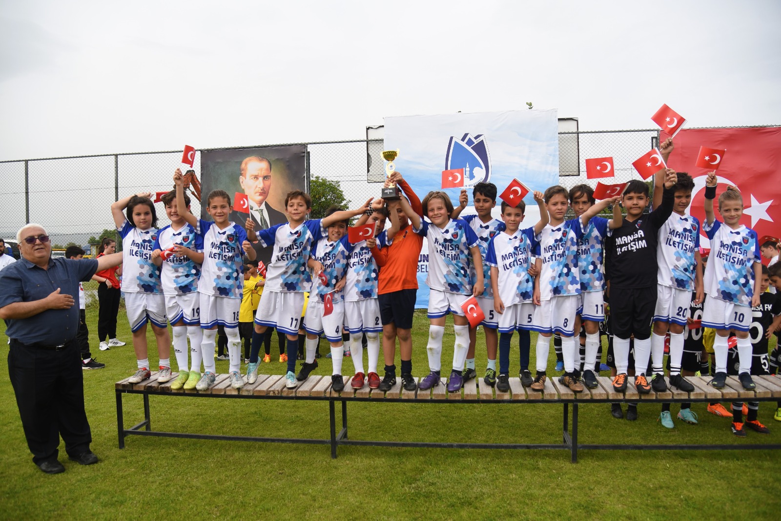 Yunusemre’de 23 Nisan Çocuk Bayramı’na Özel Futbol Resitali (1)
