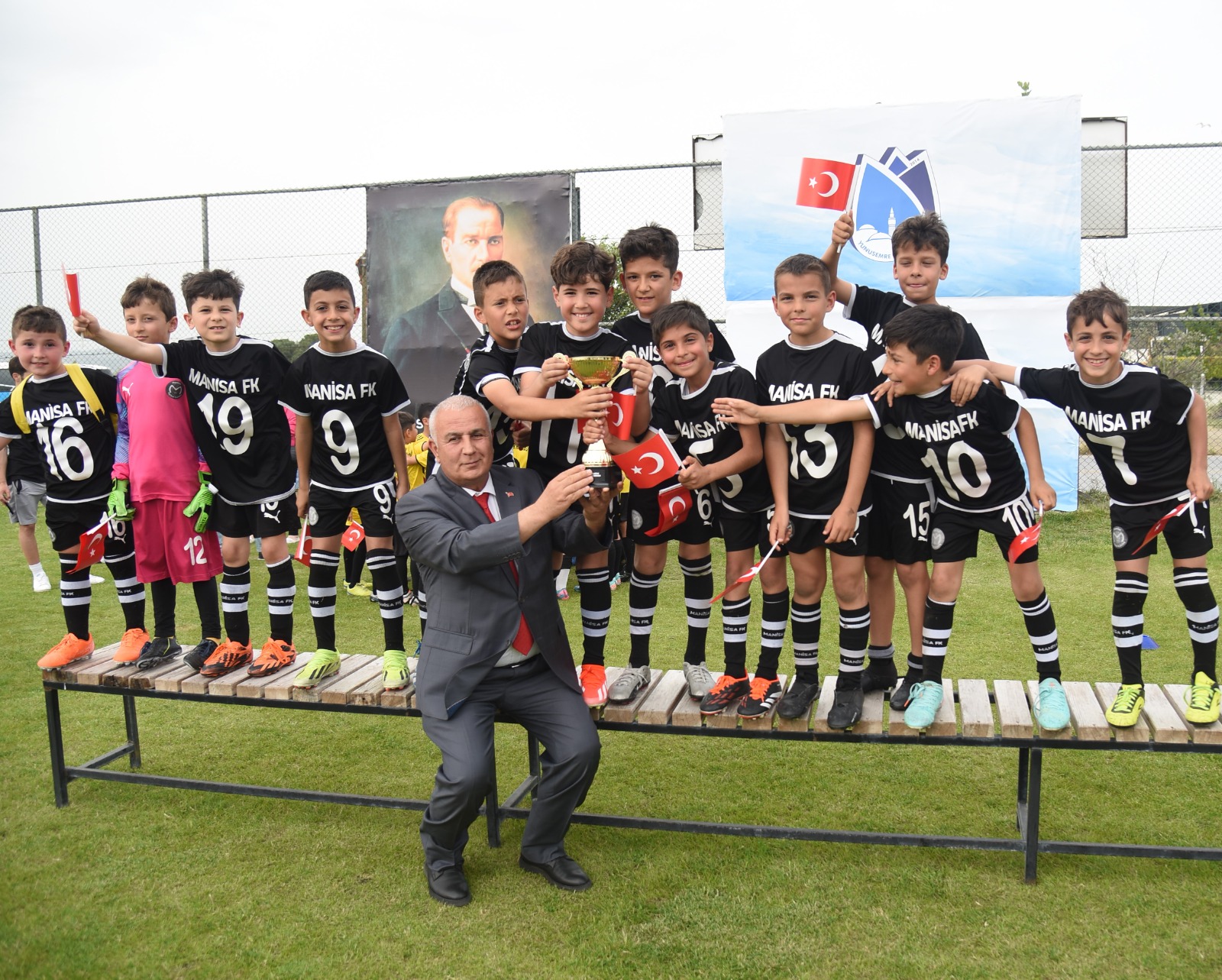 Yunusemre’de 23 Nisan Çocuk Bayramı’na Özel Futbol Resitali (7)
