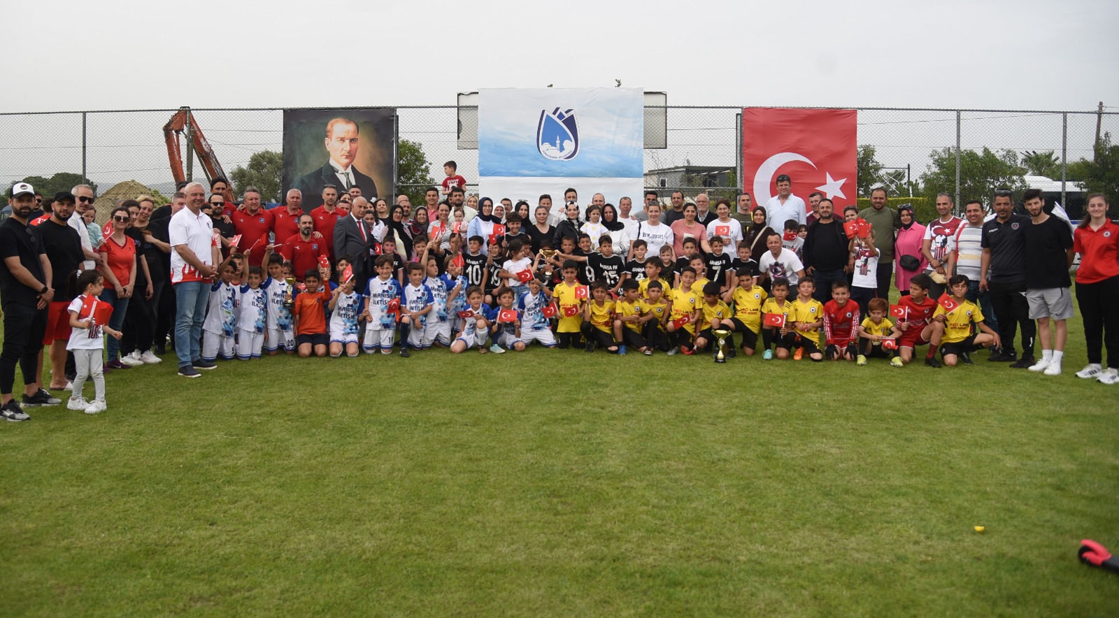 Yunusemre’de 23 Nisan Çocuk Bayramı’na Özel Futbol Resitali (8)