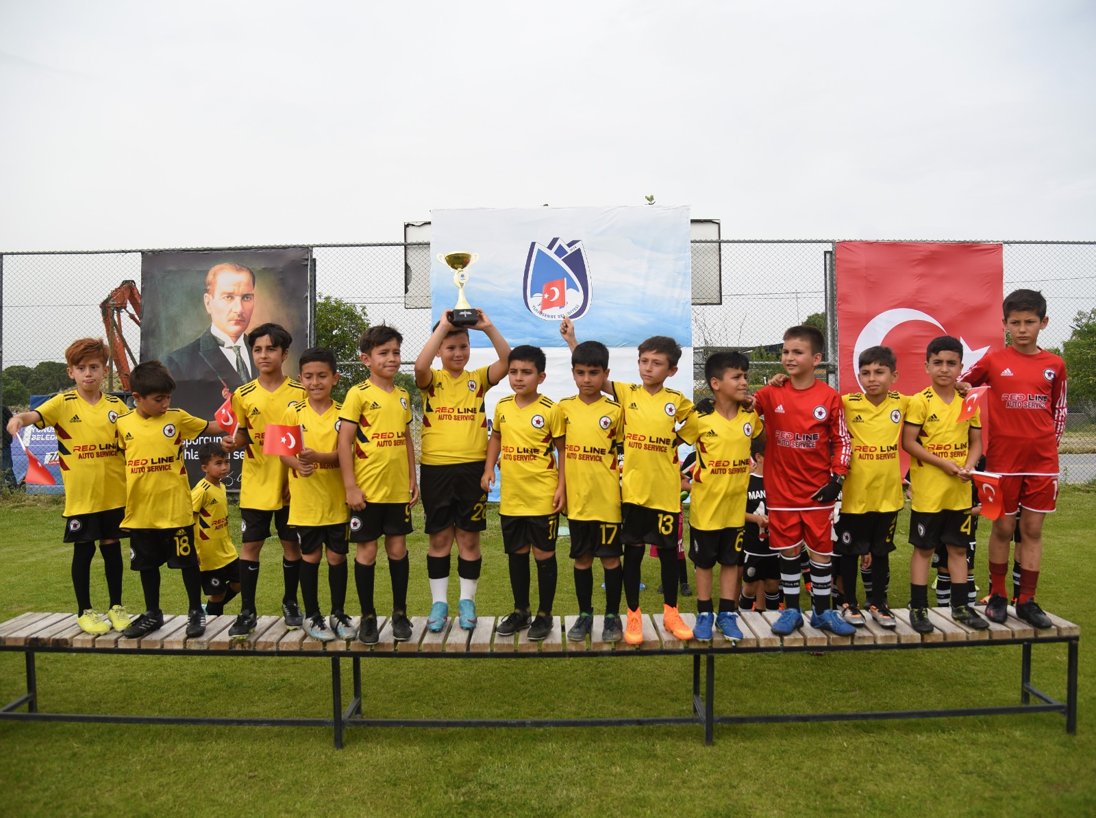 Yunusemre’de 23 Nisan Çocuk Bayramı’na Özel Futbol Resitali (9)