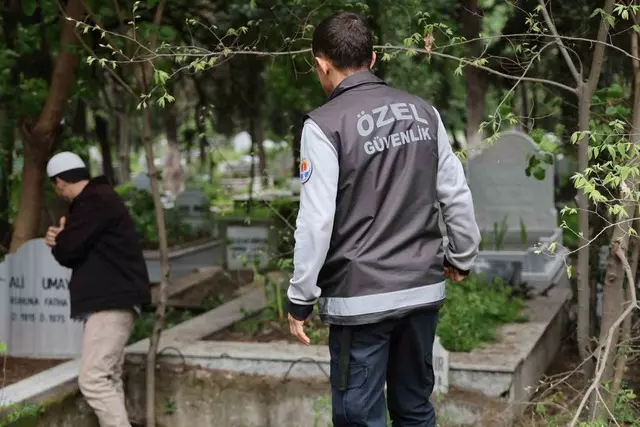 'Hocayım' Diye Mezarlıkta Geziyordu! Polis 'Dua Oku' Deyince Foyası Ortaya Çıktı (1)
