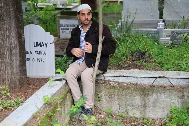 'Hocayım' Diye Mezarlıkta Geziyordu! Polis 'Dua Oku' Deyince Foyası Ortaya Çıktı (2)