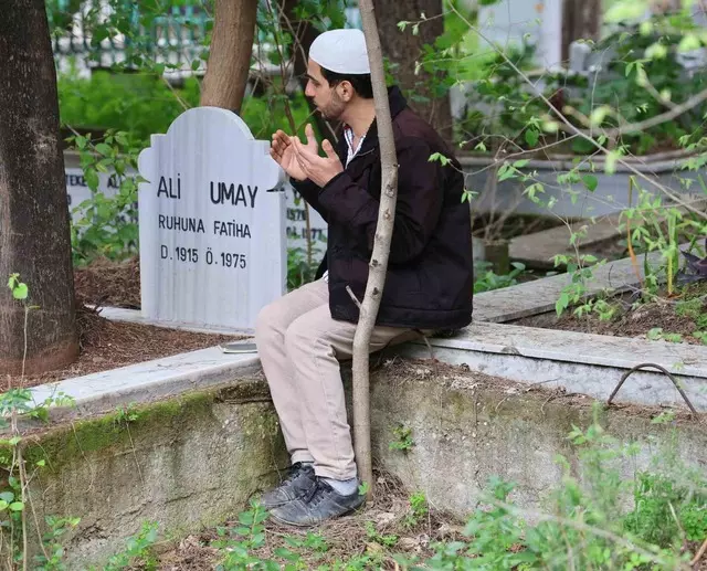'Hocayım' Diye Mezarlıkta Geziyordu! Polis 'Dua Oku' Deyince Foyası Ortaya Çıktı (3)