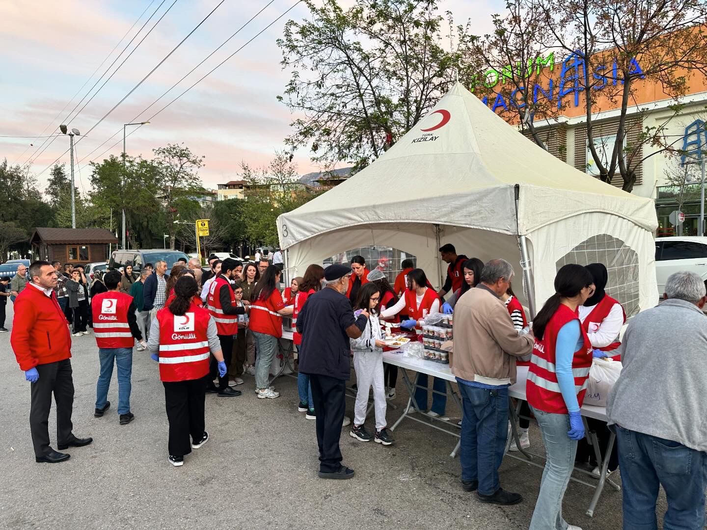 Magi̇ad Ve Türk Kızılay’ı Iş Birliğiyle Iftar Programı Düzenlendi (4)