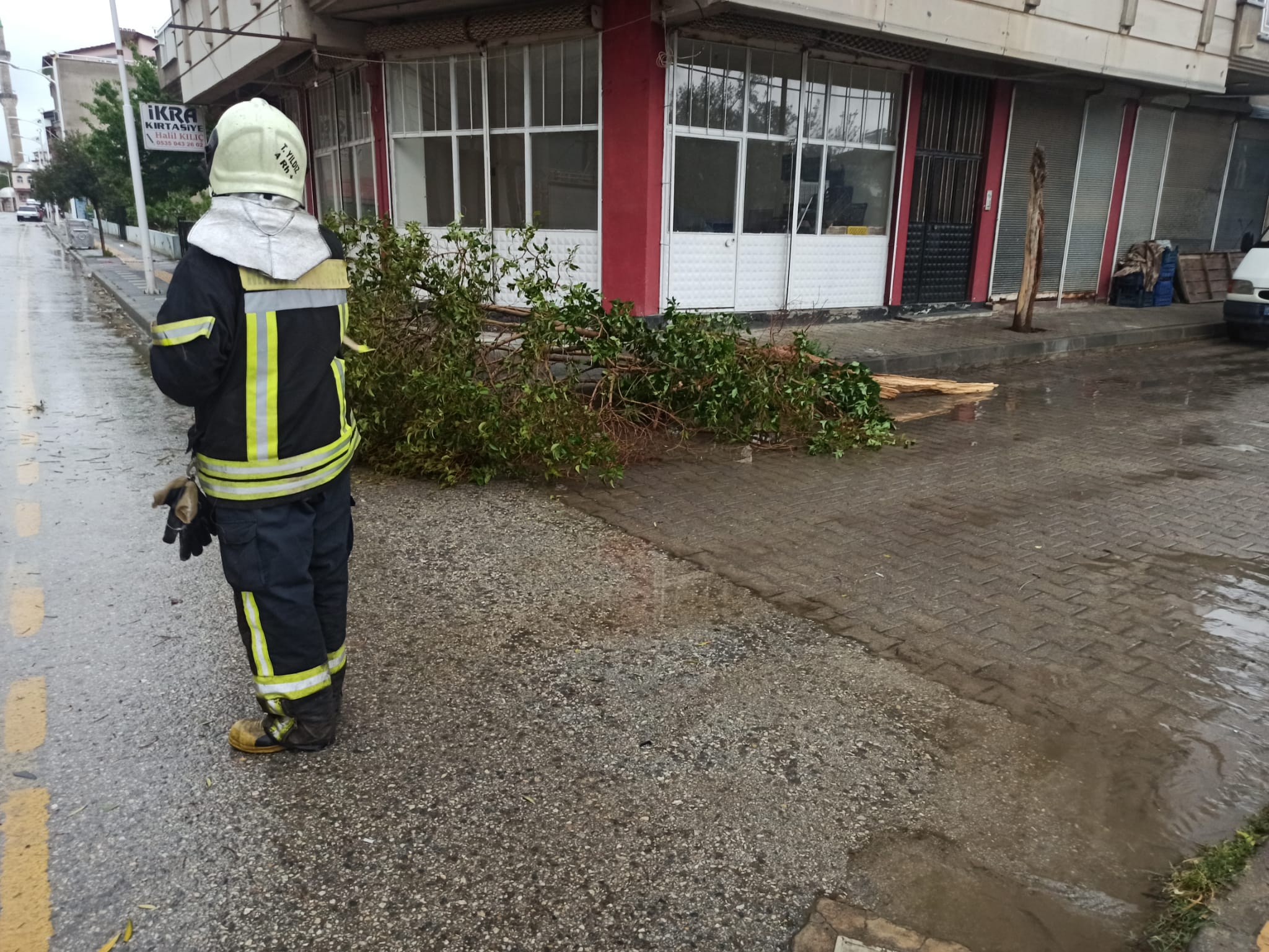 Olumsuz Hava Şartlarına Karşı Manisa Büyükşehir İtfaiyesi'nden Müdahale (1)