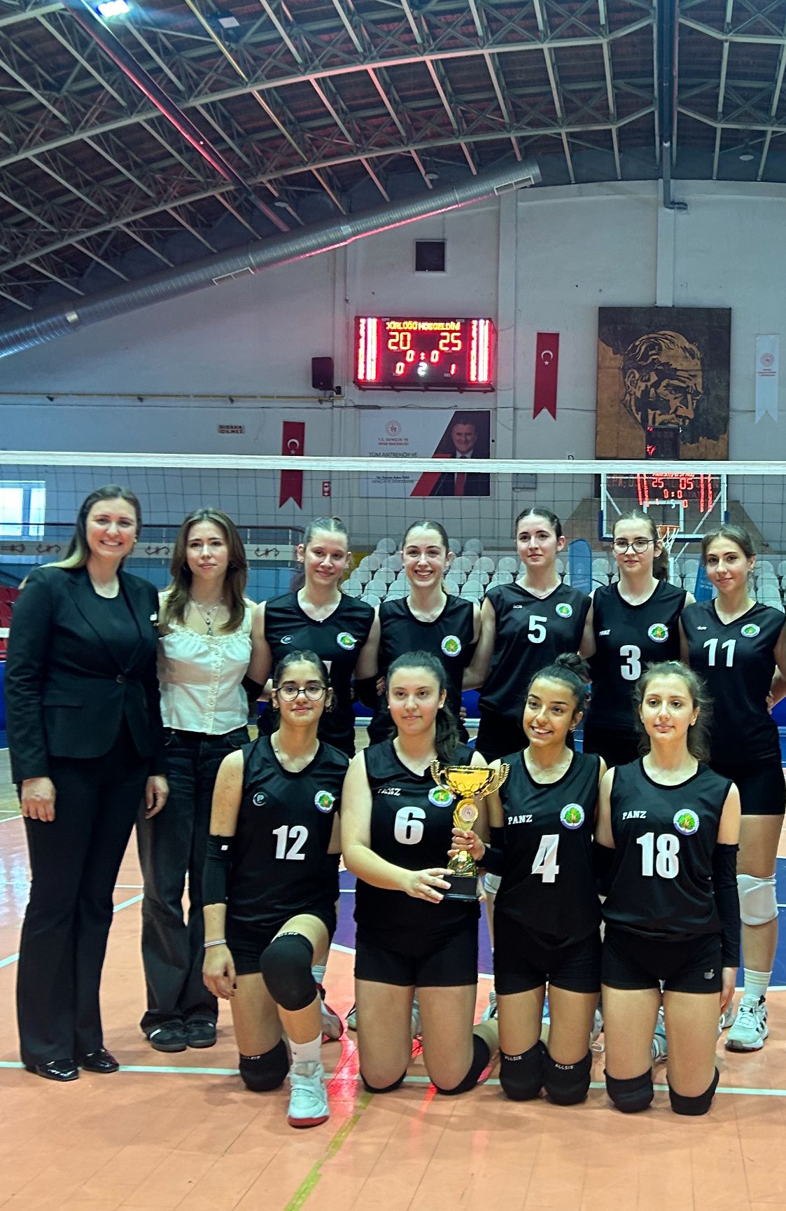 Genç Kızlar Voleybol Turnuvasında Birinci Oldu (1)