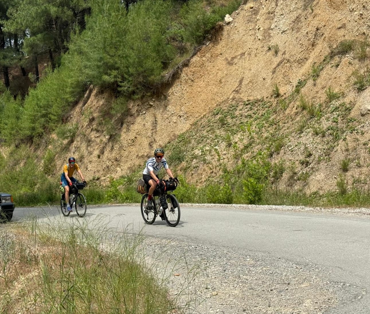 İngiliz Baba Oğul Depremzedelere Destek Için Pedal Çeviriyor (3)