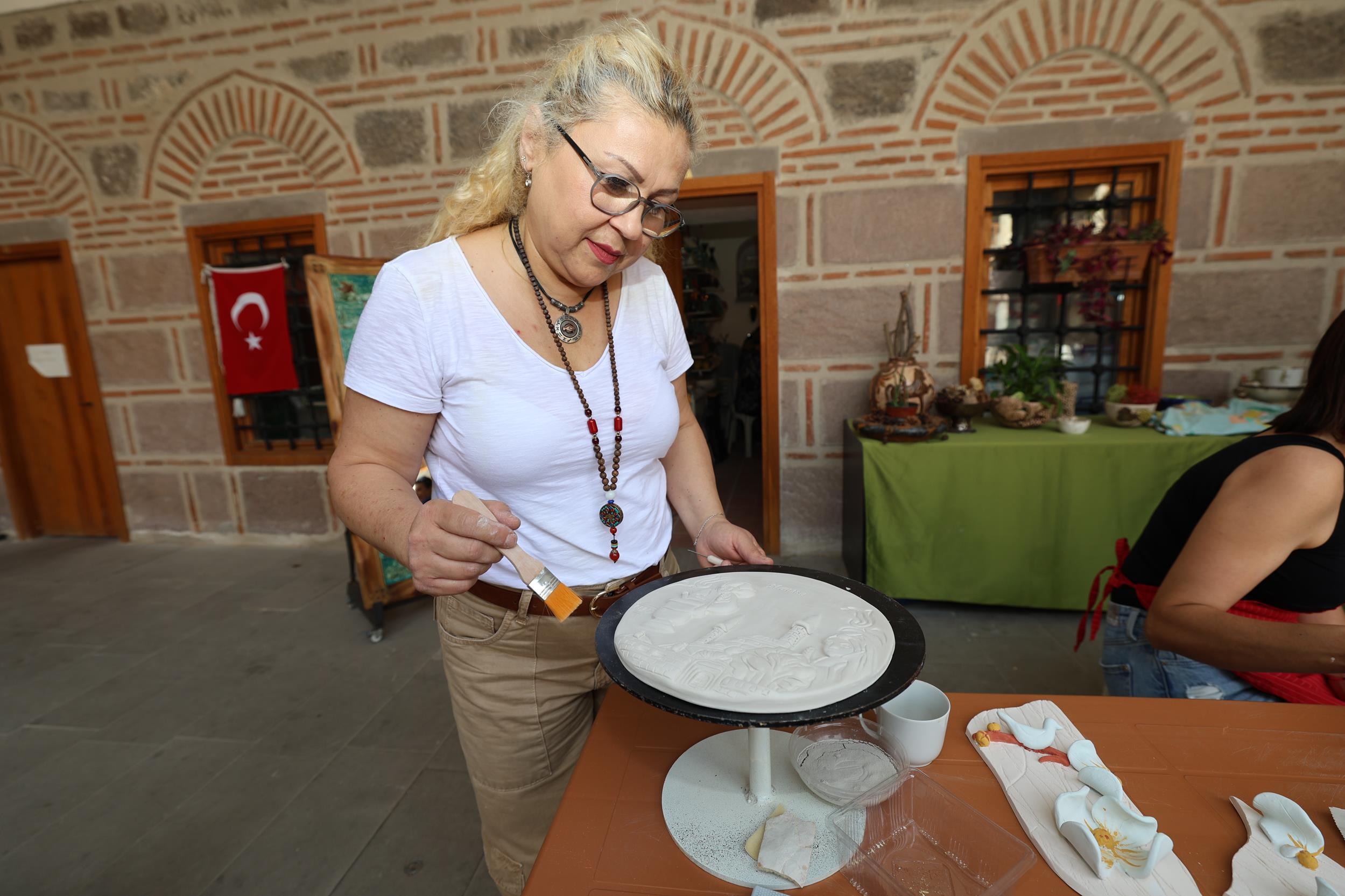 Manisalı Kadınlar El Emeklerini Satışa Çıkarıyor (2)