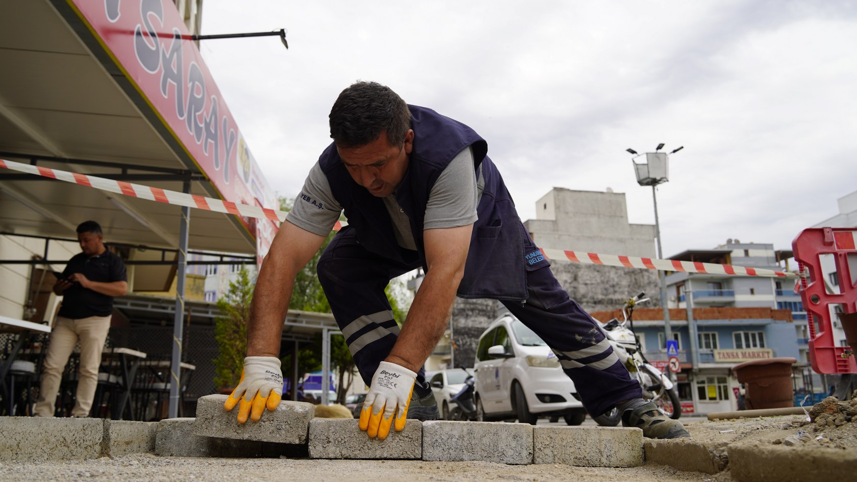 Yunusemre Bozulan Kaldırımları Onarıyor (5)