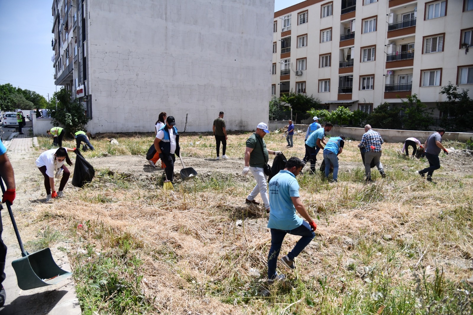 Yunusemre'de Çöp Toplama Seferberliği Şimdi De Muradiye'de (3)