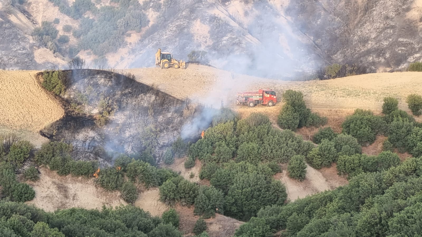 Manisa İtfaiyesi Yangınlara Müdahale Etmeye Devam Ediyor (1)