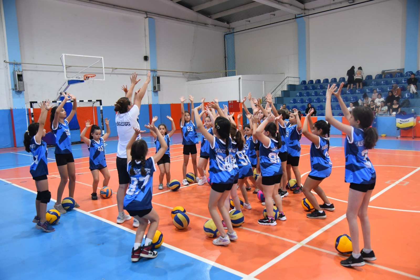 Yunusemre’de Yaz Spor Okulu Voleybol Kursları Yoğun Ilgiyle Başladı (4)