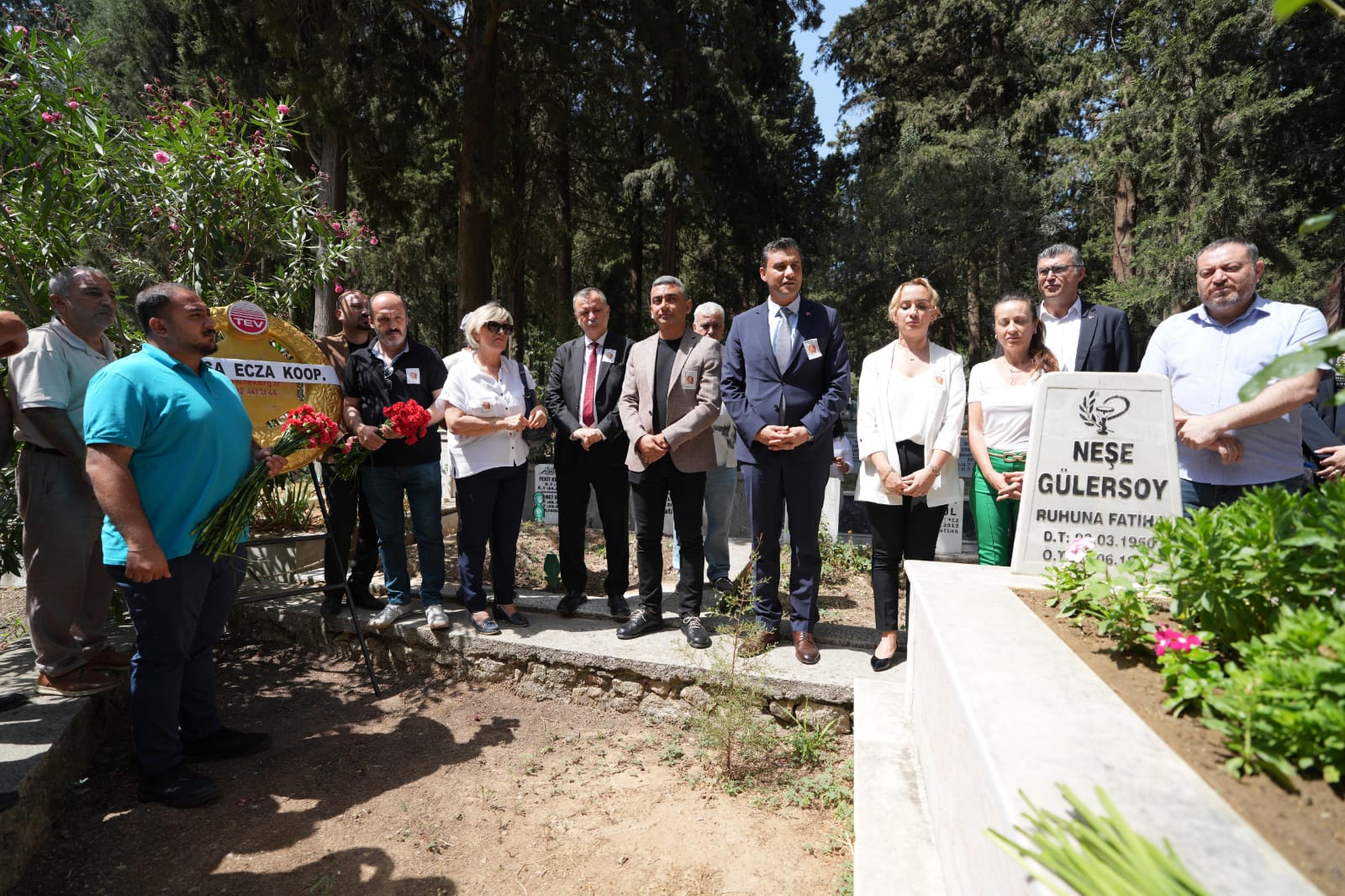 Eczacı Neşe Gülersoy Mezarı Başında Anıldı (1)