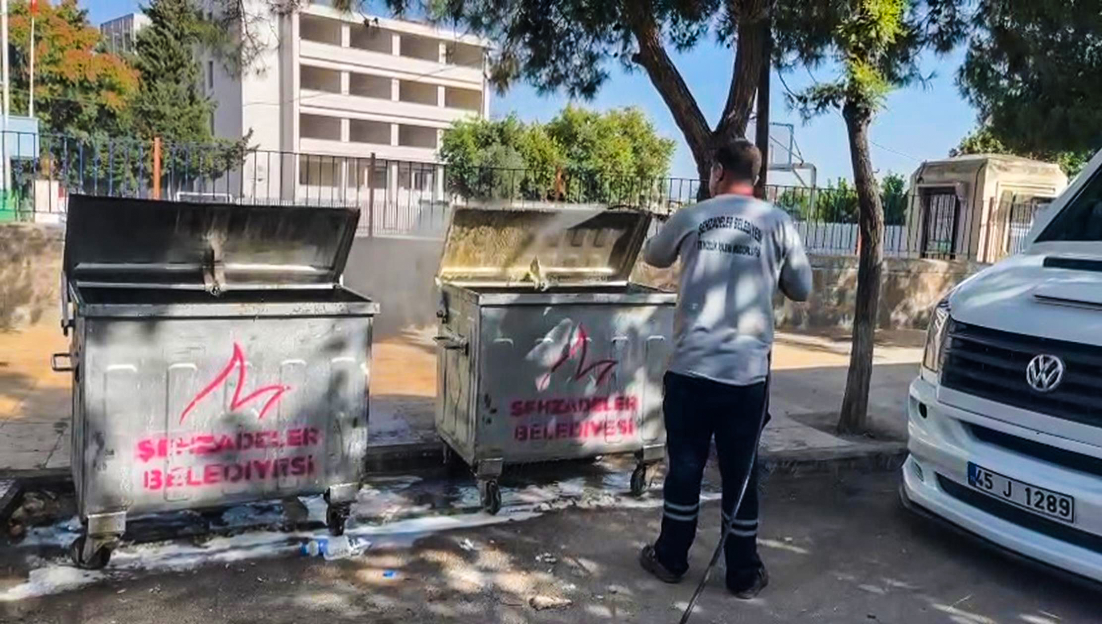 Hijyen Için Şehzadeler Belediyesi Dezenfekte Çalışması Yapıyor (3)