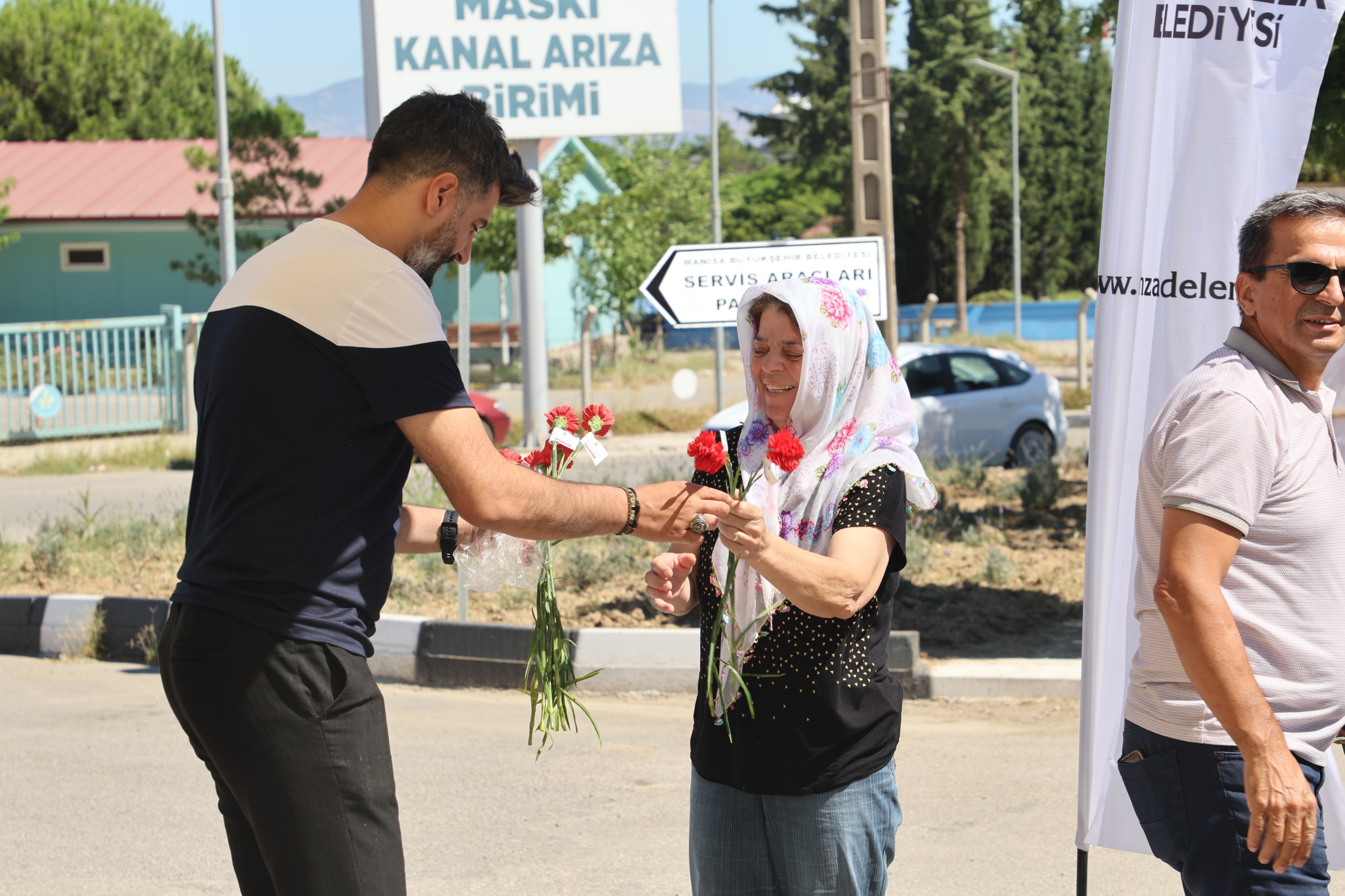 Şehzedeler Belediyesi Kabristanda Yüreklere Dokundu (1)