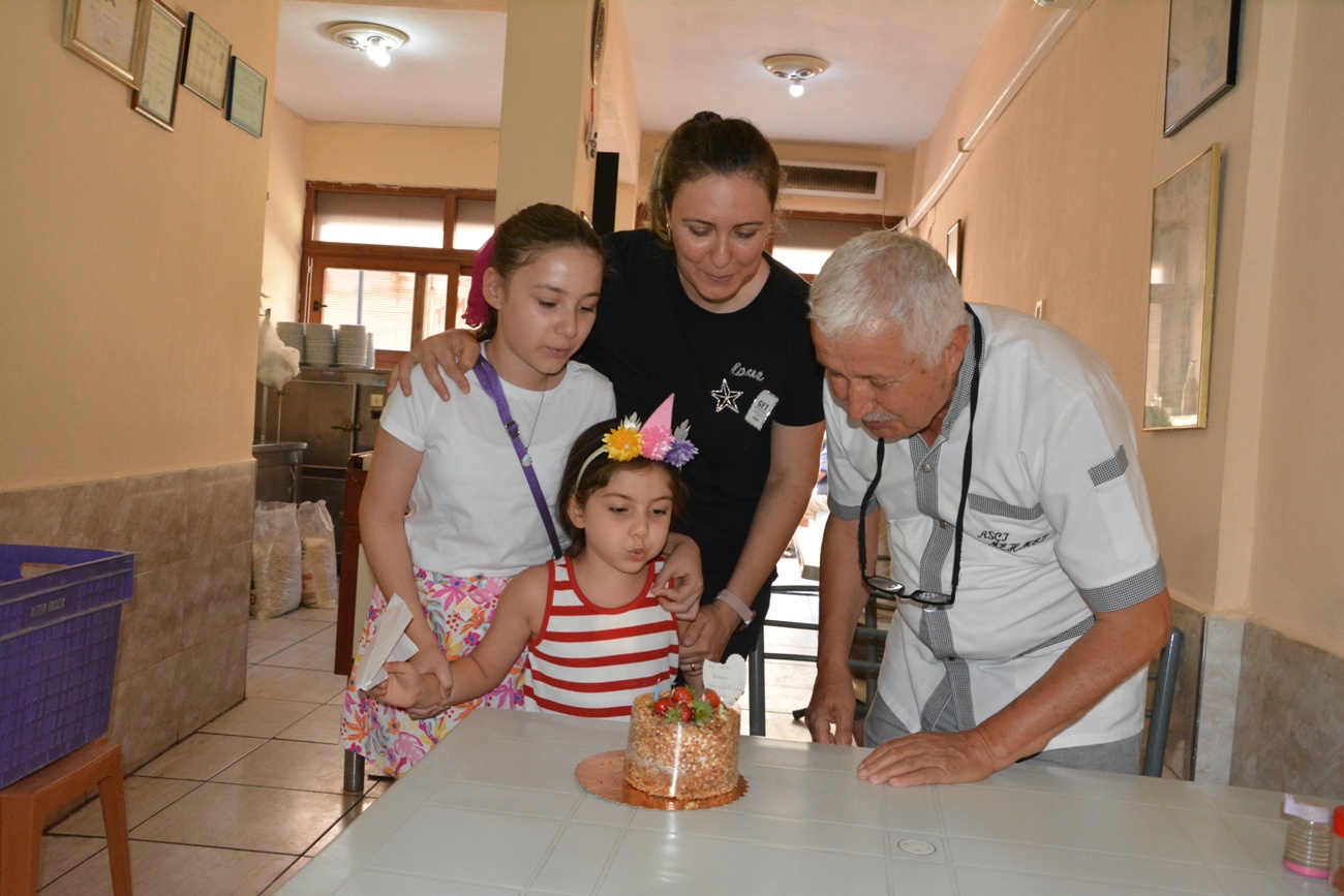 Manisa’nın Aşçı Mehmet Amcası 69. Yaş Gününü Kutladı (2)