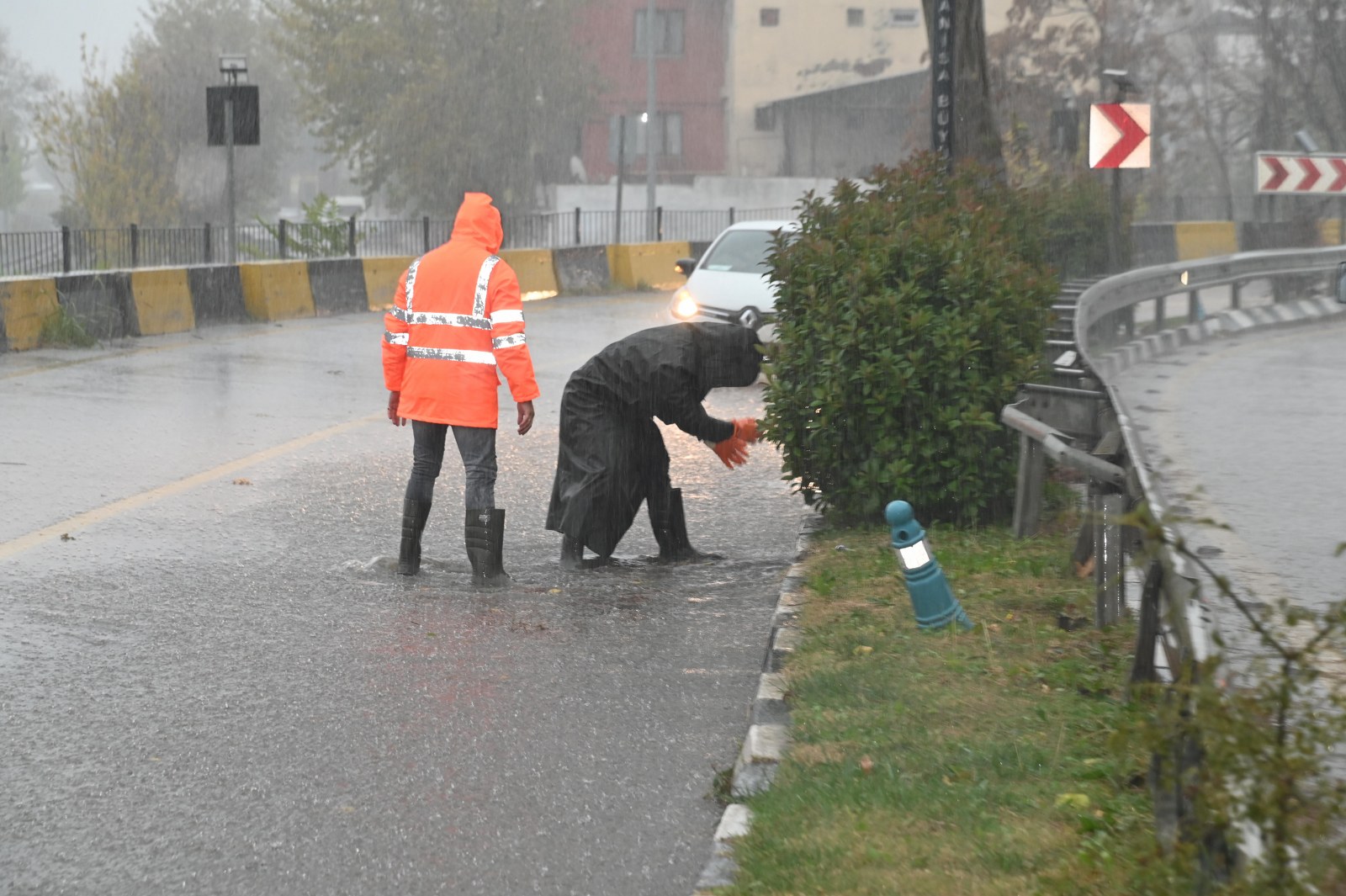 Büyükşehir Ve Maski̇ Ekipleri Siddetli Yağış Ve Fırtınaya Karşı Sahada (9)