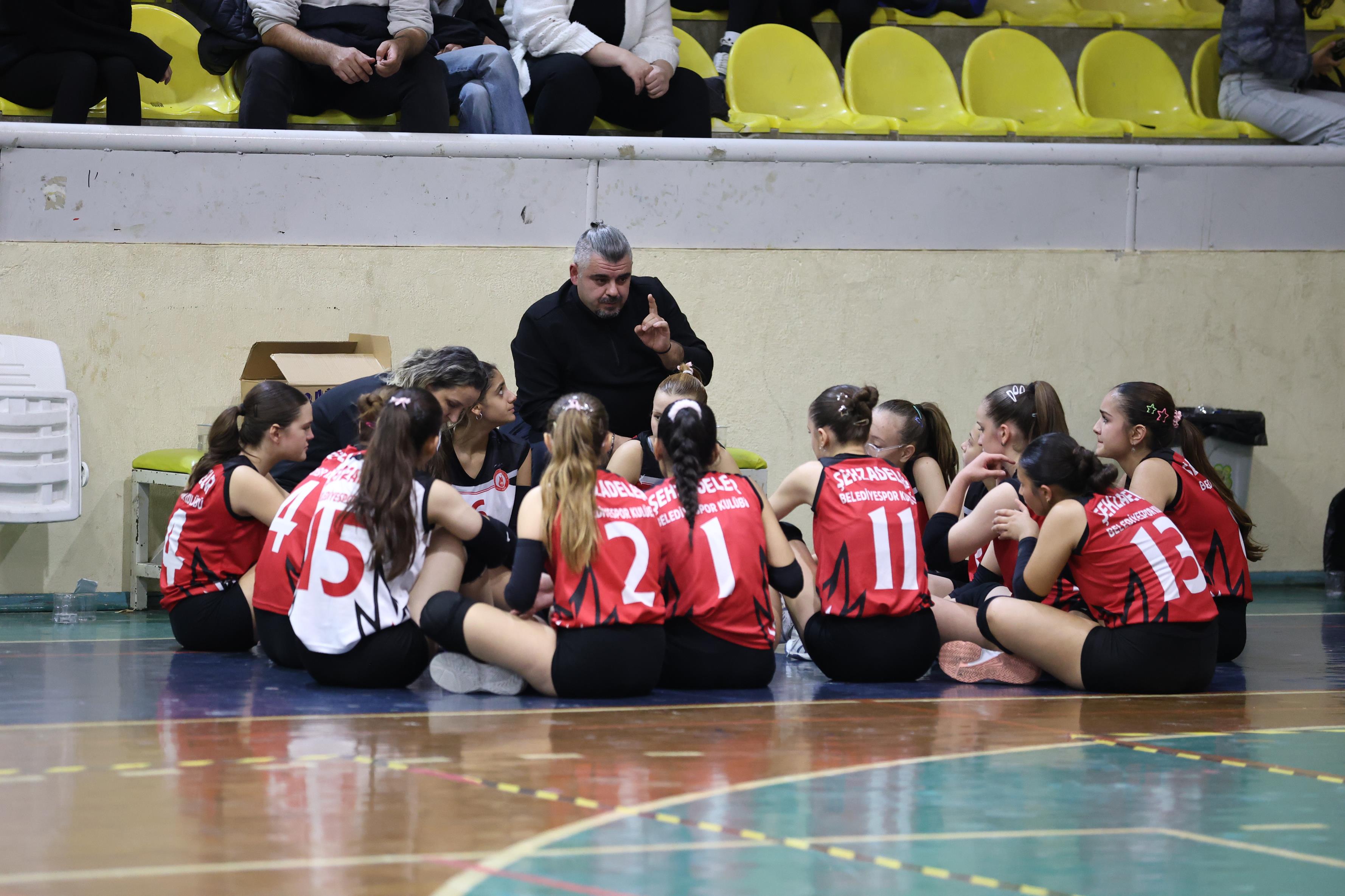 Küçük Kadınlar Voleybol (2)