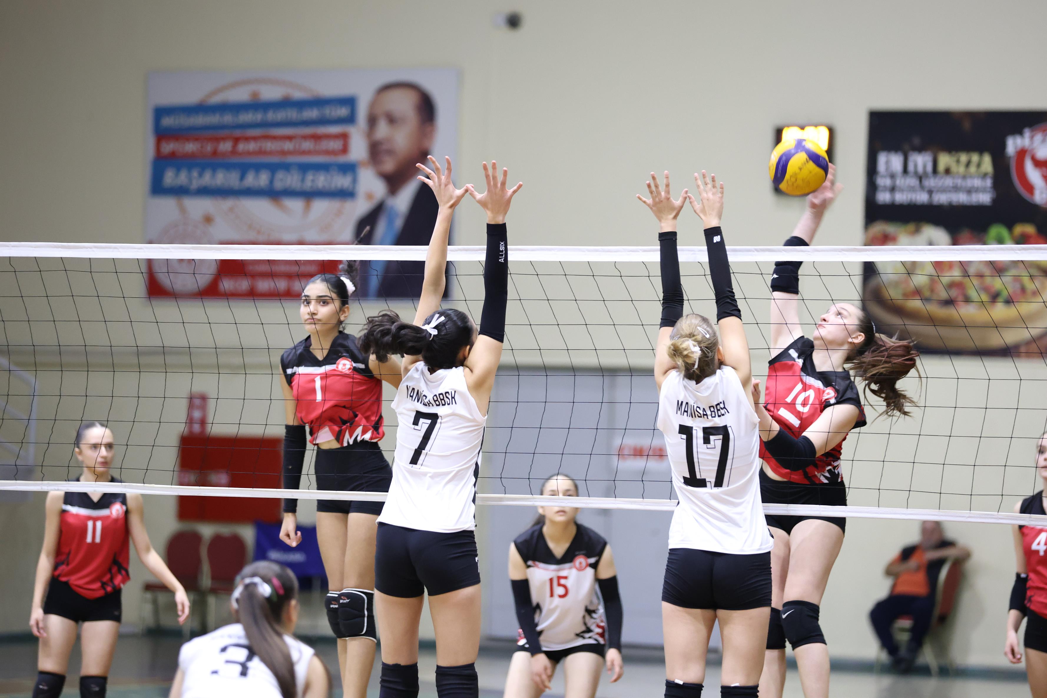 Küçük Kadınlar Voleybol (3)