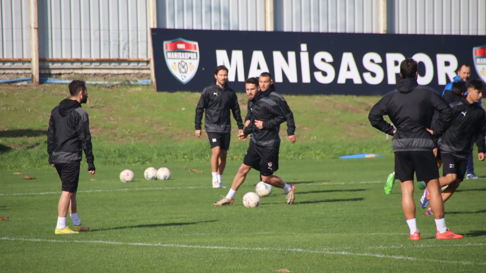 Manisaspor Teknik Direktörü Hakan Şapçı, İlk Antrenmanına Çıktı (3)