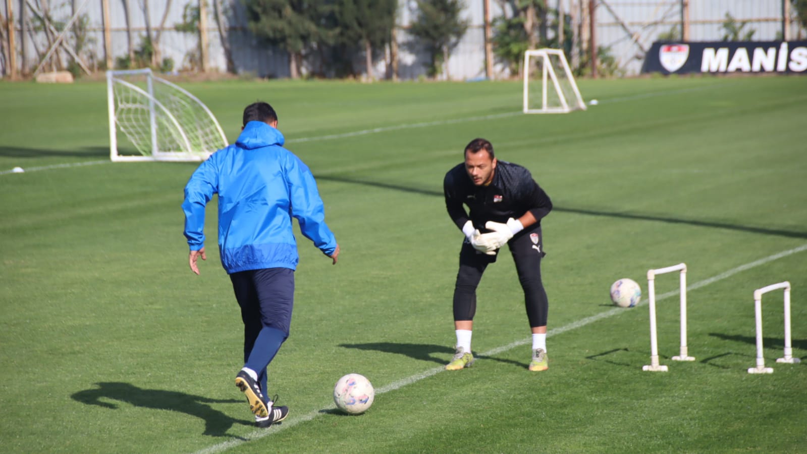 Manisaspor Teknik Direktörü Hakan Şapçı, İlk Antrenmanına Çıktı (7)