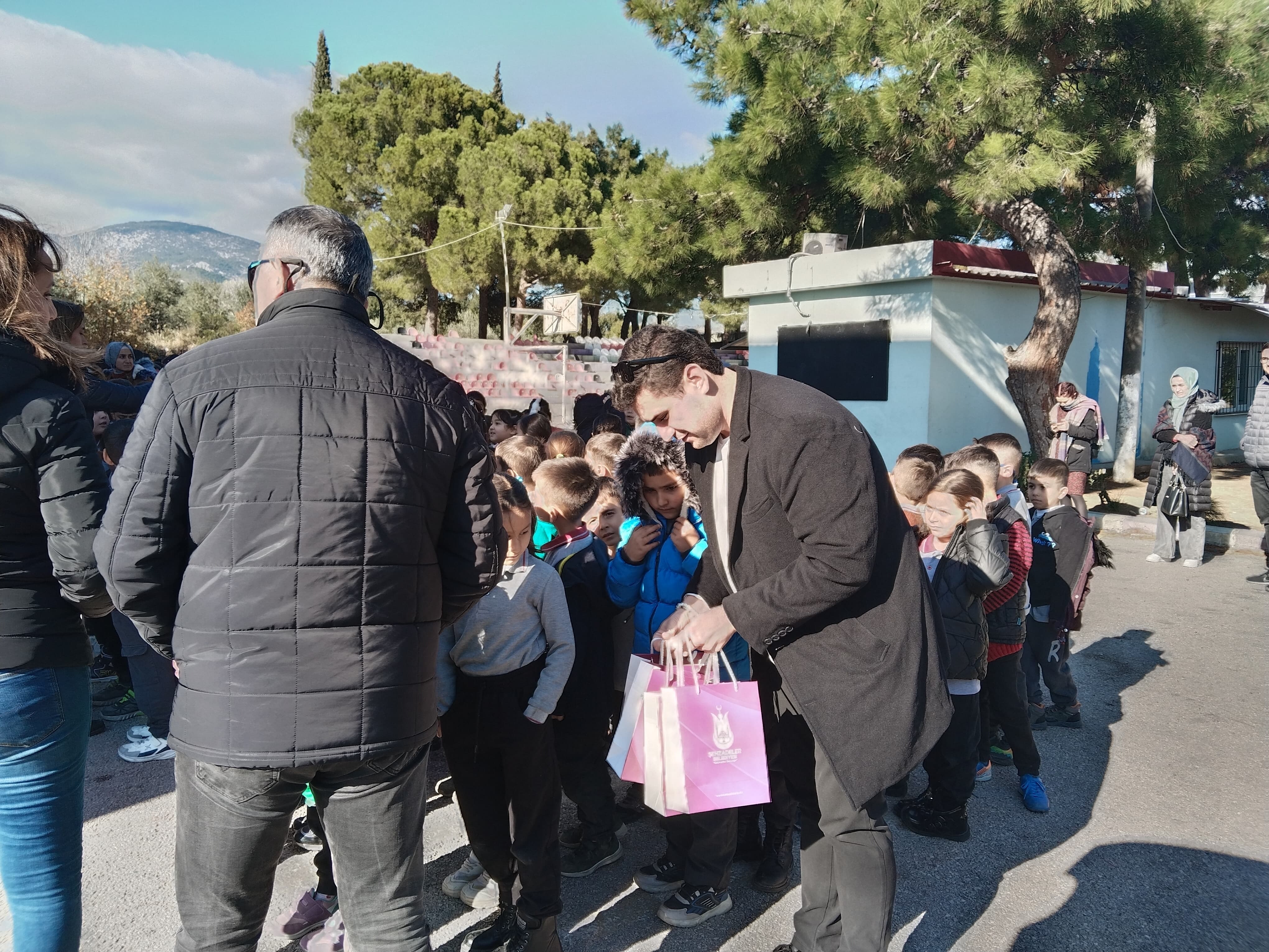 Şehzadeler Beledi̇yesi̇’nden Kirsal Mahallelerde Di̇ş Sağliği Desteği̇ (6)