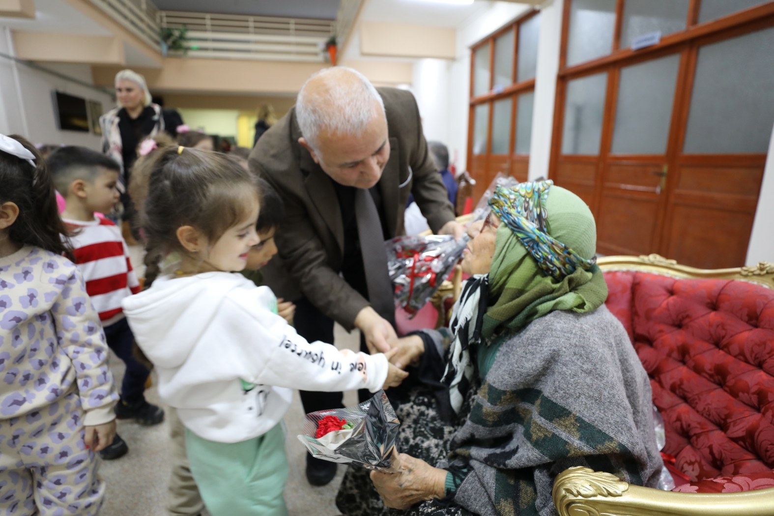 Miniklerden Huzurevi Sakinlerine Yeni Yıl Sürprizi (7)