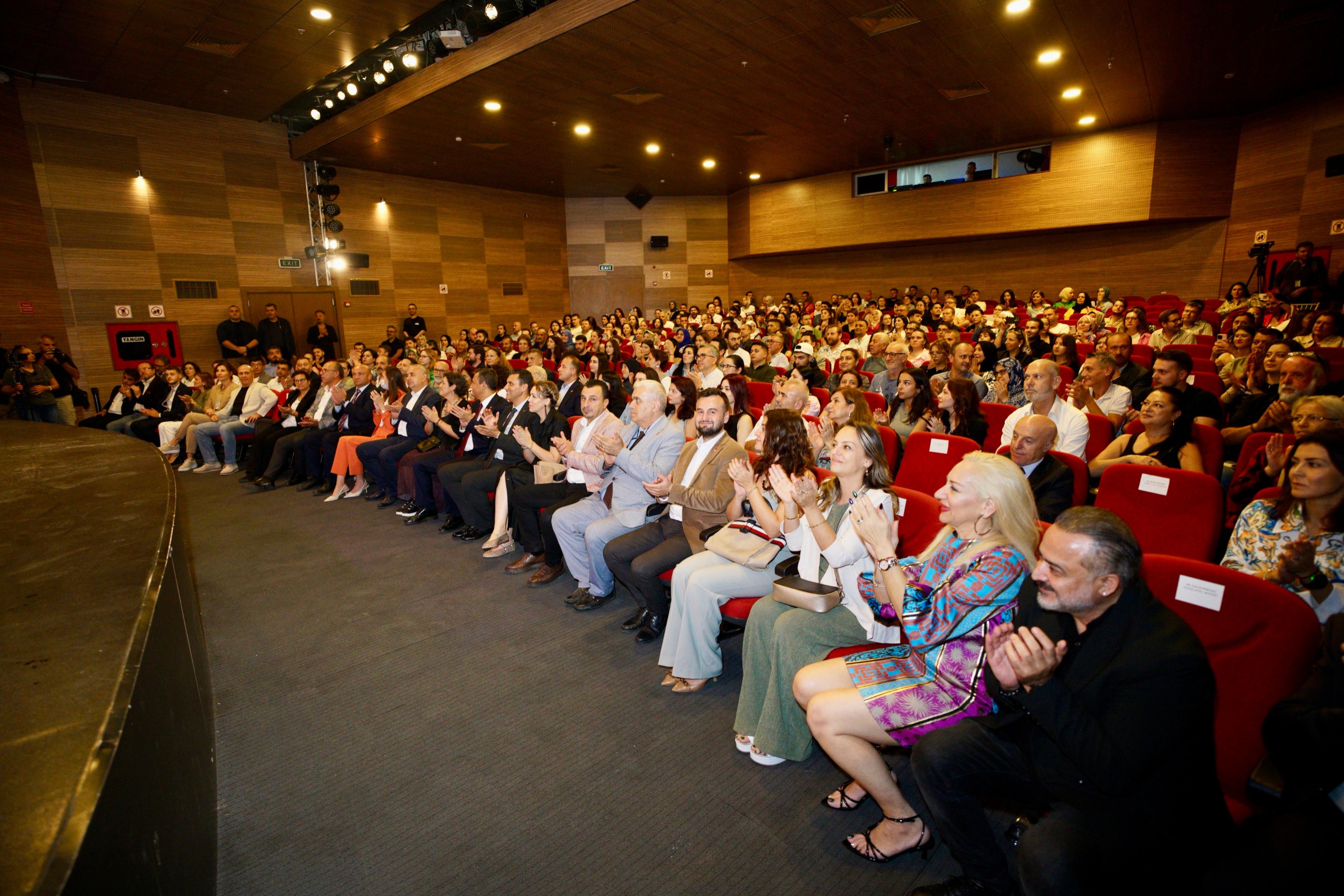 ‘Perde’ Diyen Şehir Tiyatrosu 9 Bin İzleyiciye Ulaştı (3)