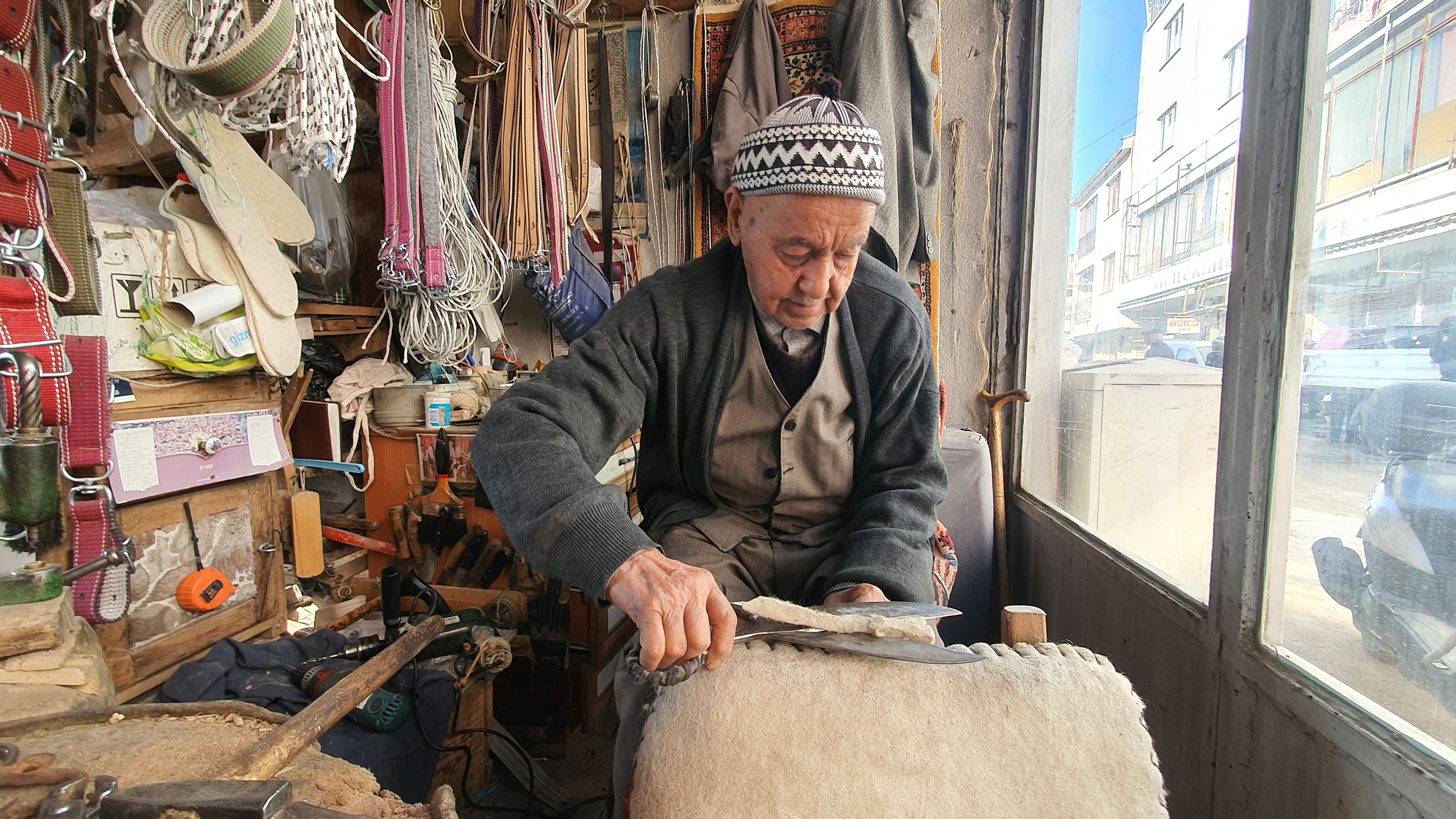 Demirci'nin Ustaları Geleneksel Mesleklerini Yaşatıyor (2)