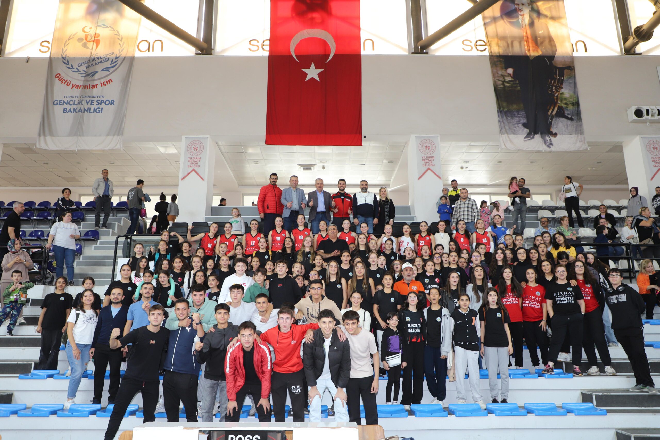 Turgutlu Beledi̇yesi̇ Kadin Voleybol Takimi Sezonu (1)