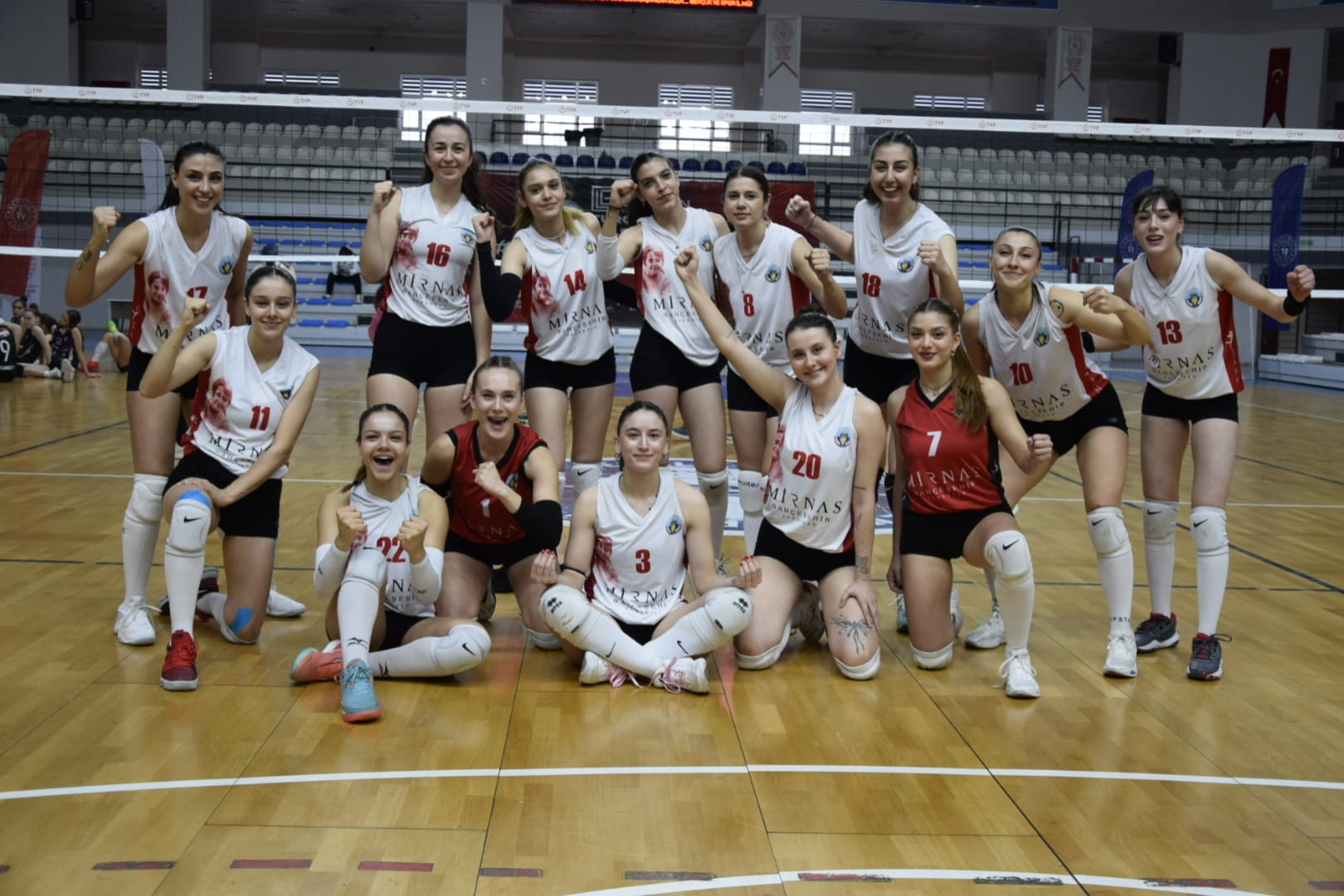 Turgutlu Beledi̇yesi̇ Kadin Voleybol Takimi Sezonu (3)