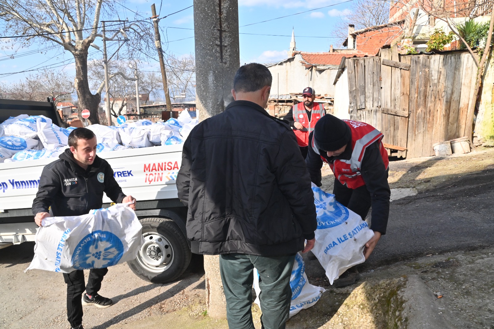 Binlerce Çuval Odun İhtiyaç Sahiplerine Dağıtılıyor (2)
