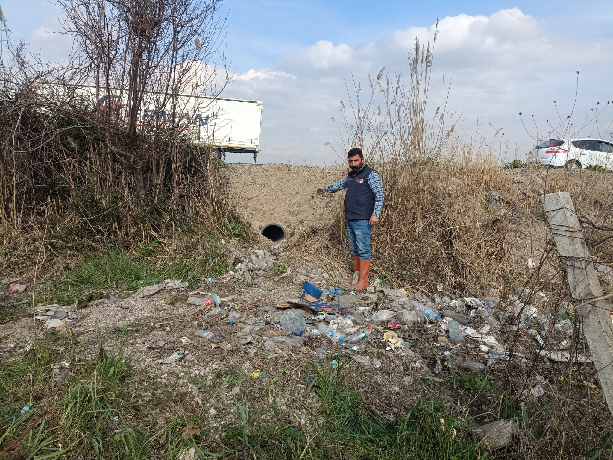 Manisa’da Çiftçi Isyan Etti ‘’Akan Çöp Ve Sular Nedeniyle Büyük Zarar Uğradım’’ (8)
