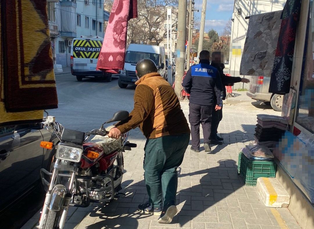 Zabıtadan Kaldırım Işgallerine Sıkı Denetim (9)
