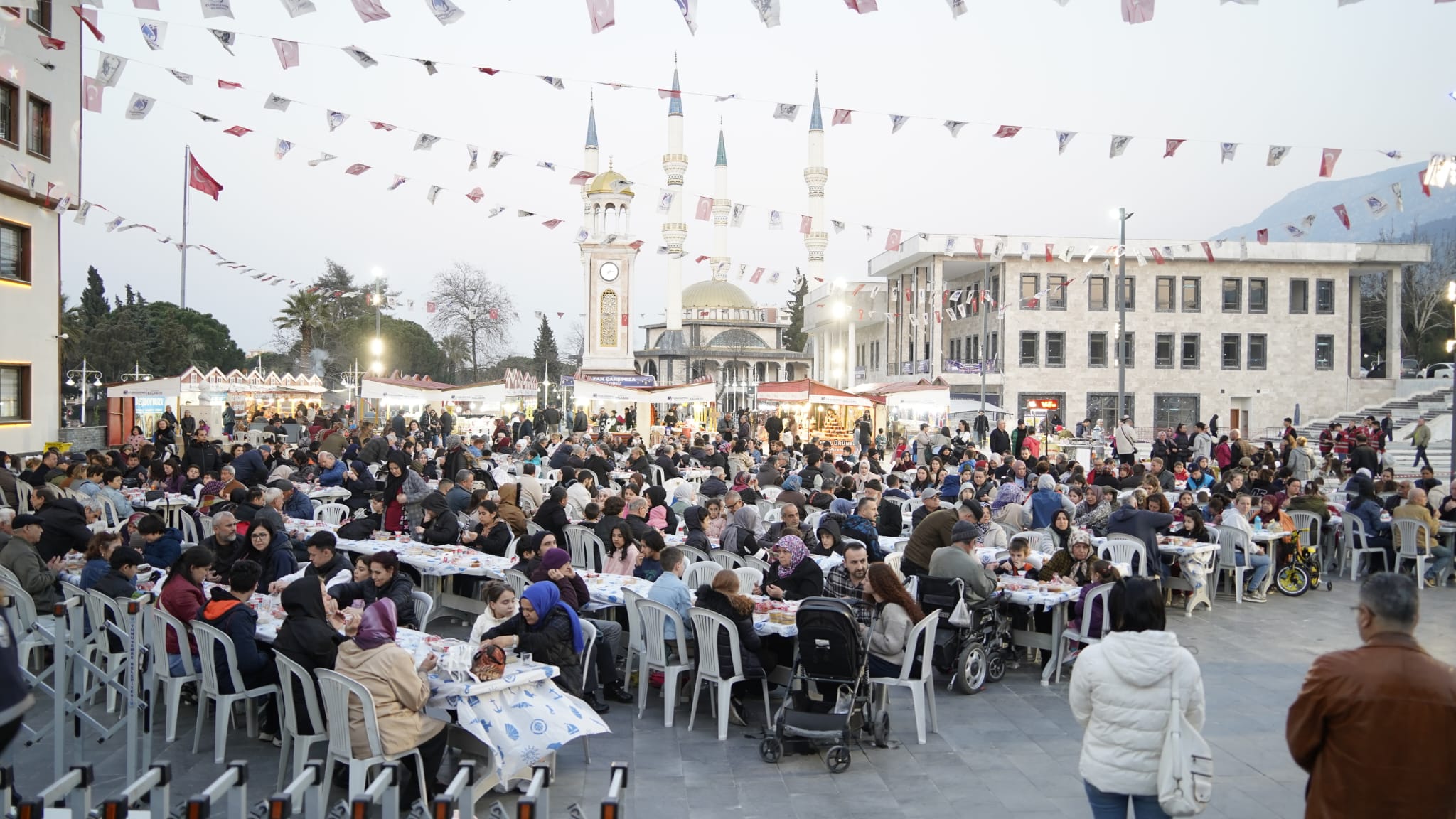 100. Yıl Meydanı'nda Ramazan Bereketi Paylaşıldı (6)
