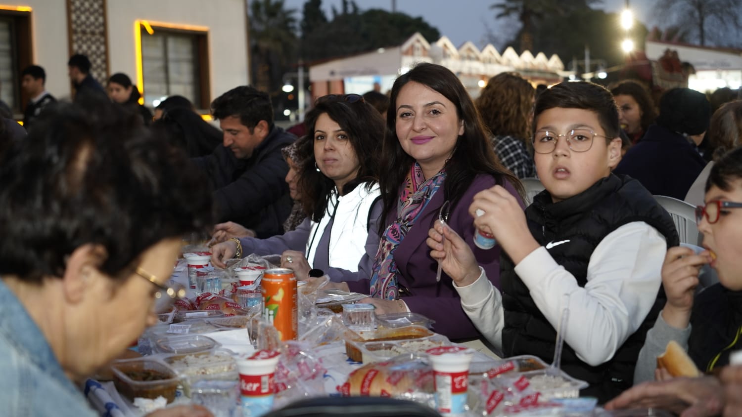 100. Yıl Meydanı'nda Ramazan Bereketi Paylaşıldı (7)