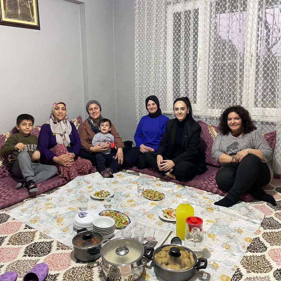 Ak Parti Şehzadeler İlçe Kadın Kolları’ndan Ramazan’da Dayanışma Ziyaretleri (1)