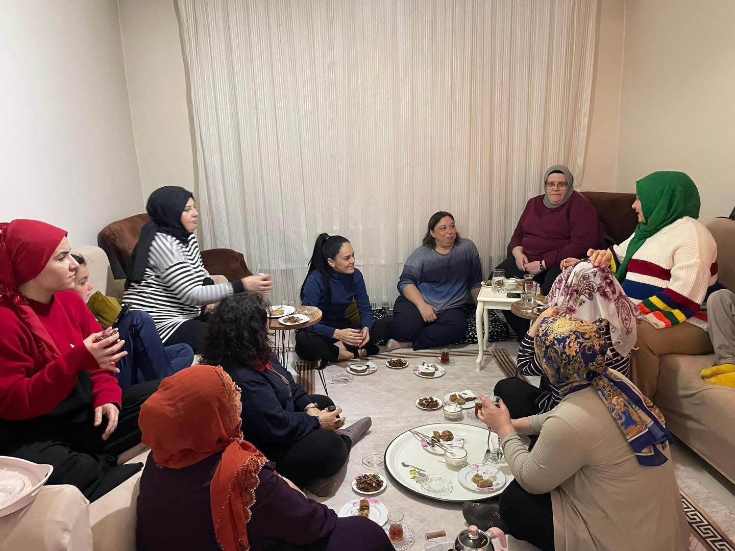 Ak Parti Şehzadeler İlçe Kadın Kolları’ndan Ramazan’da Dayanışma Ziyaretleri (5)