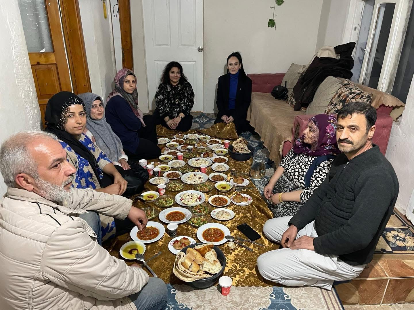 Ak Parti Şehzadeler İlçe Kadın Kolları’ndan Ramazan’da Dayanışma Ziyaretleri (8)