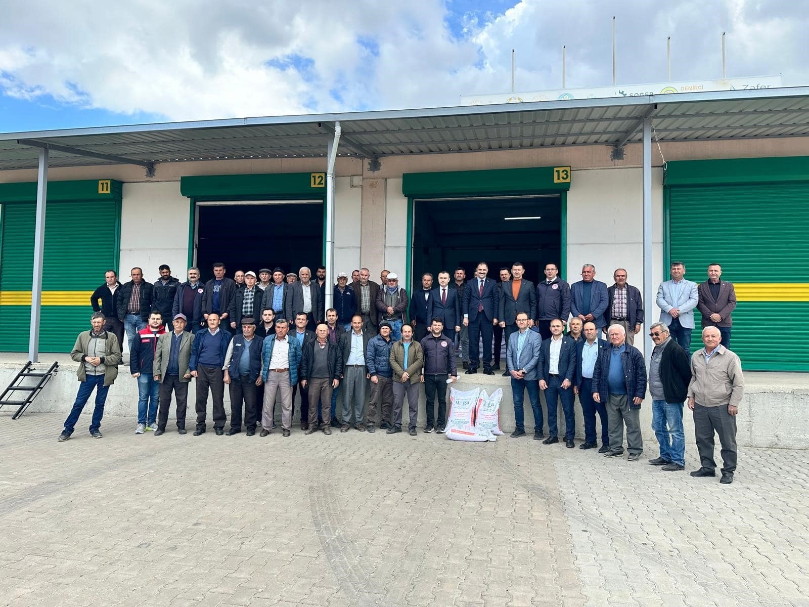 Demirci’de Çiftçilere 10 Ton Hibeli Nohut Tohumu Dağıtıldı (2)