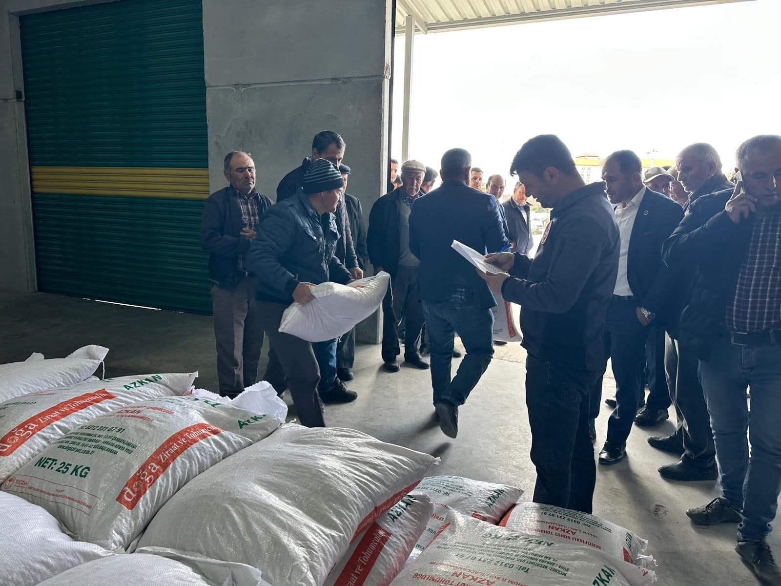 Demirci’de Çiftçilere 10 Ton Hibeli Nohut Tohumu Dağıtıldı (3)