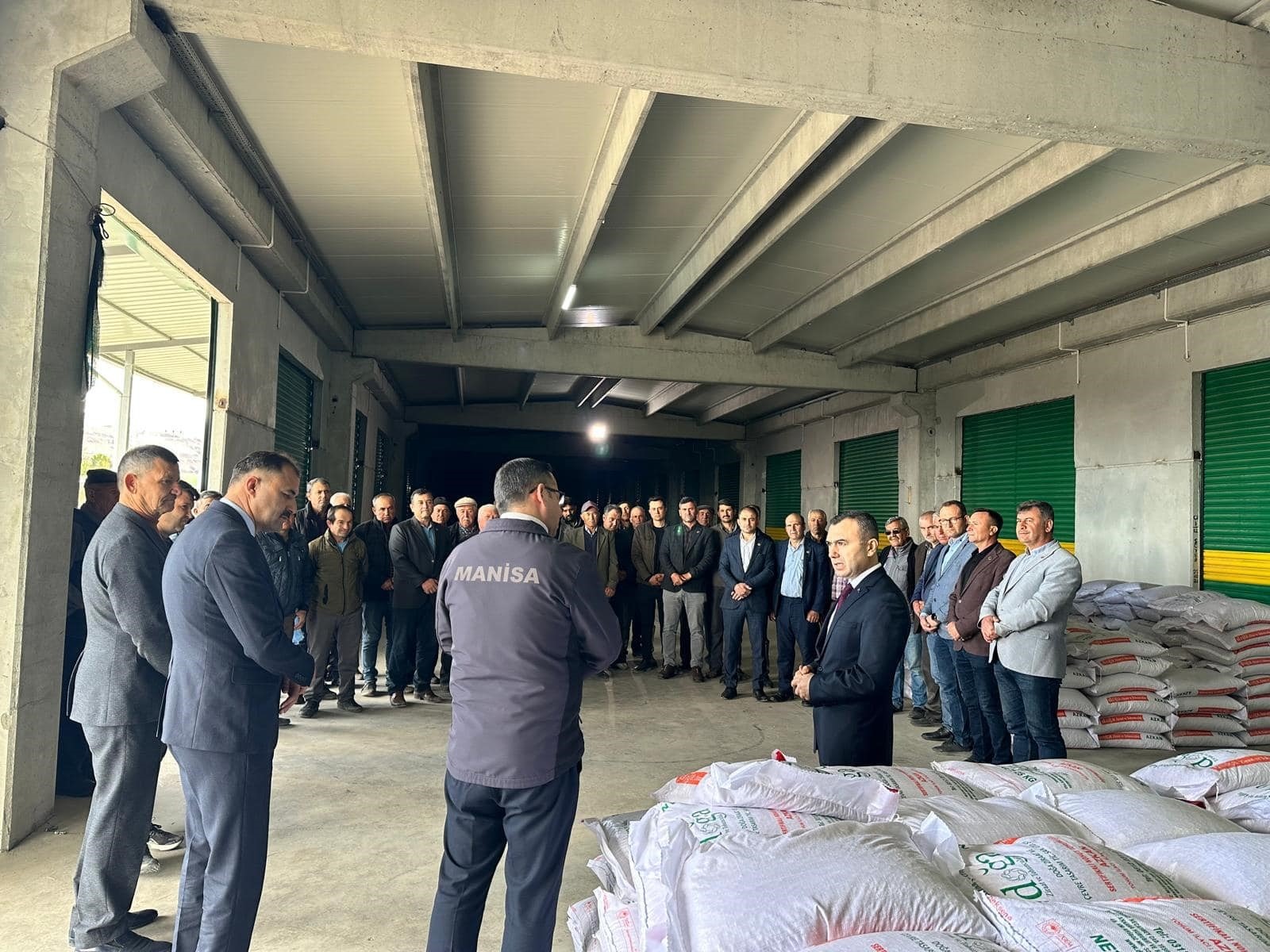 Demirci’de Çiftçilere 10 Ton Hibeli Nohut Tohumu Dağıtıldı (4)