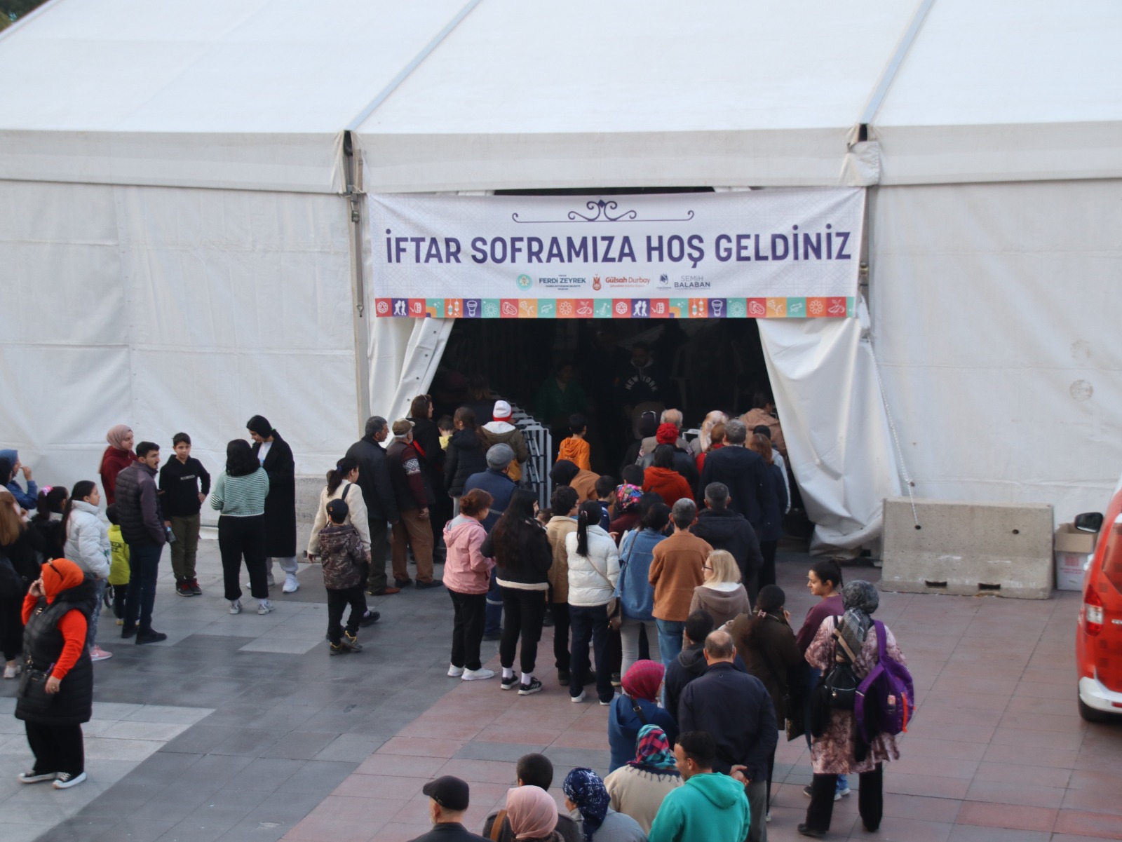 Manisa’da İftar Çadırında Uzun Kuyruklar (6)