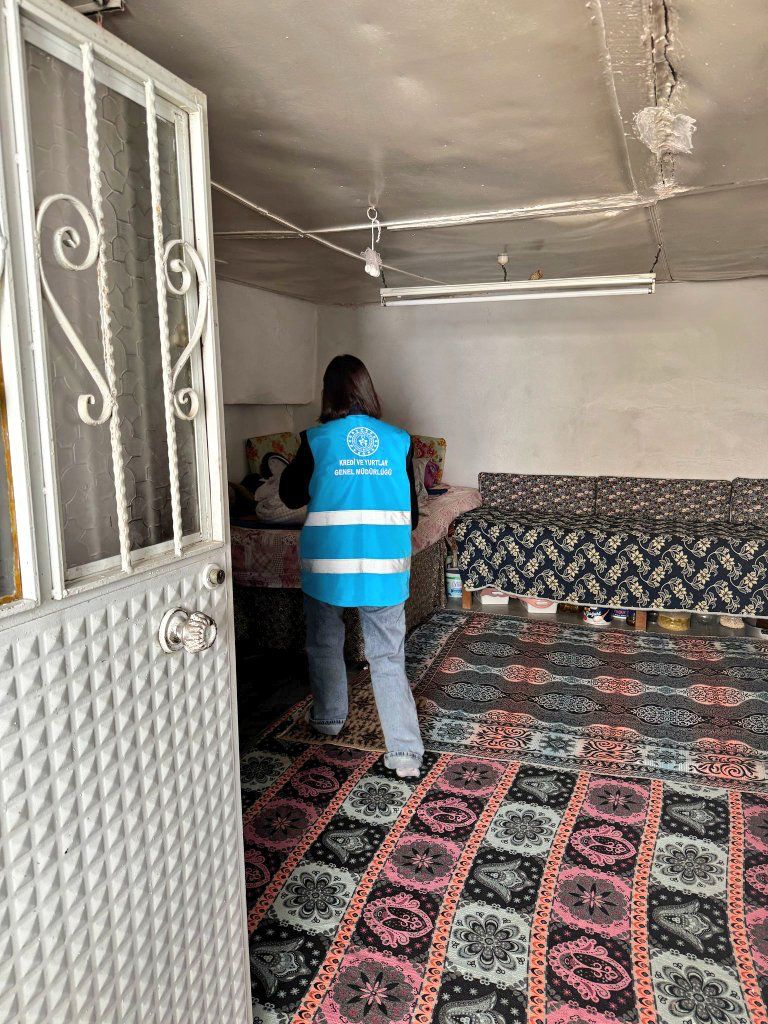 Manisa'da Üniversitelilerden Komşum Projesi Ile Yardım Eli (2)