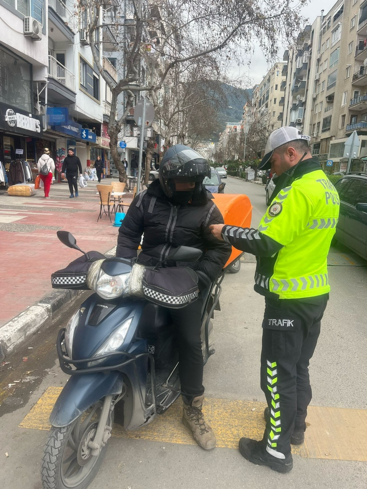 Yüzlerce Sürücüye Ceza Kesildi (1)