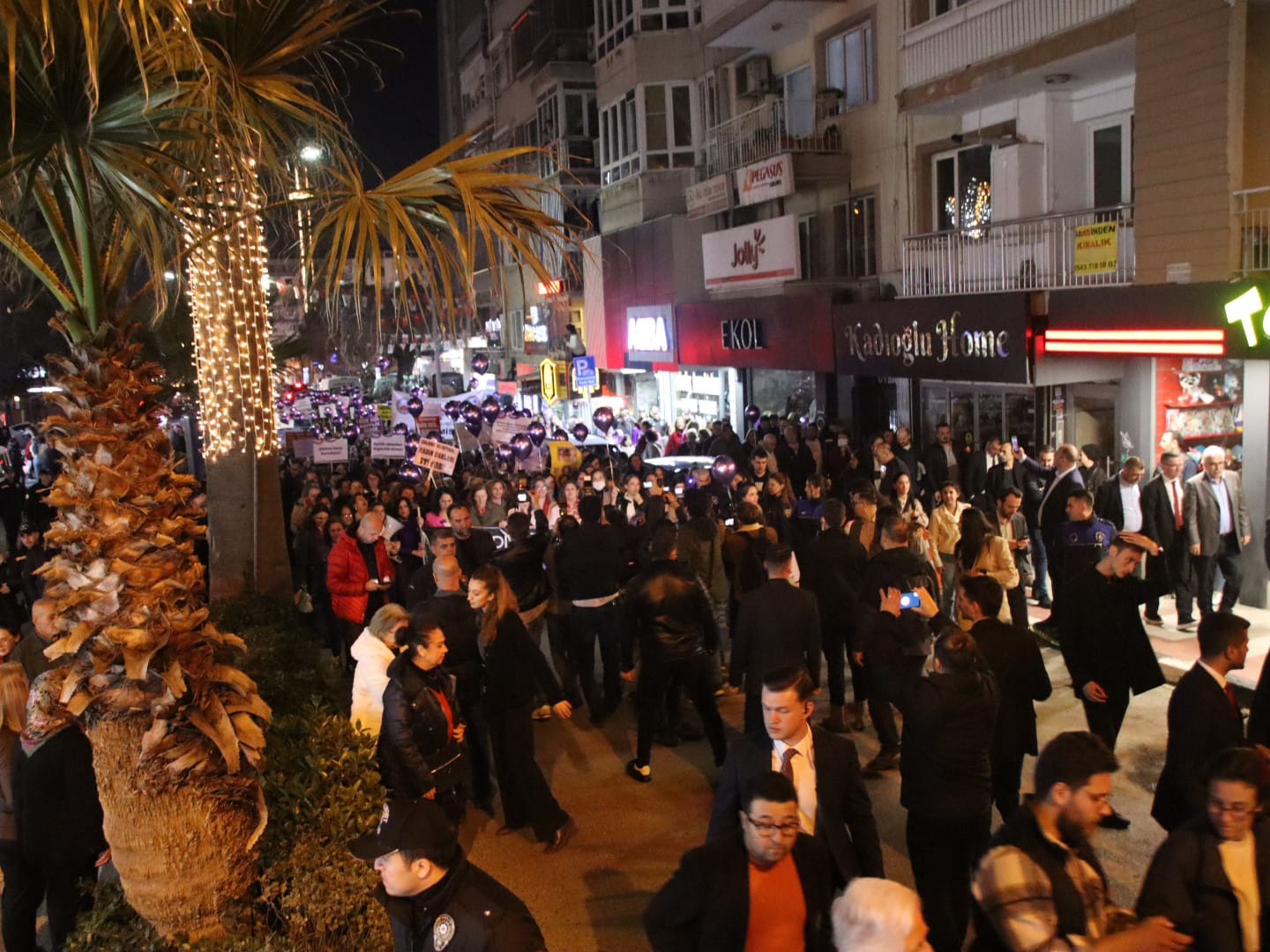 Manisa'da Gece Yürüyüşü Düzenlendi (10)